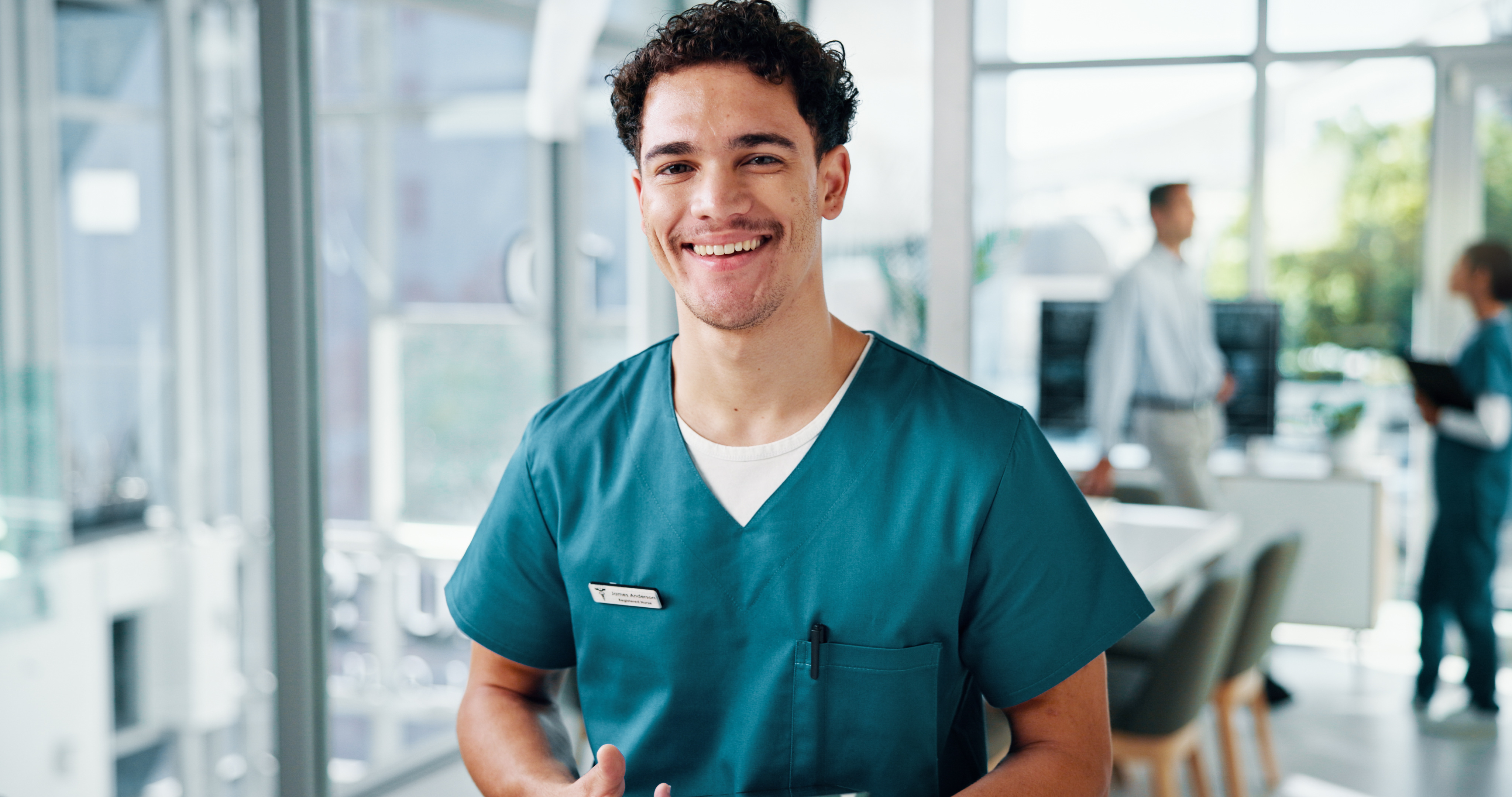 Sanitario sonriendo en consulta