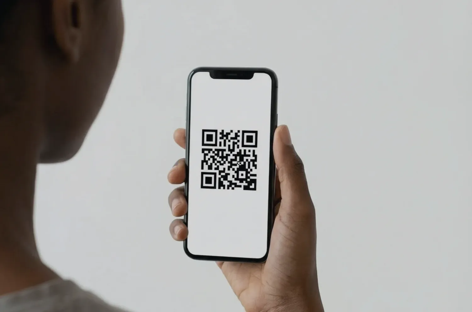 Persona escaneando un código QR con el celular.