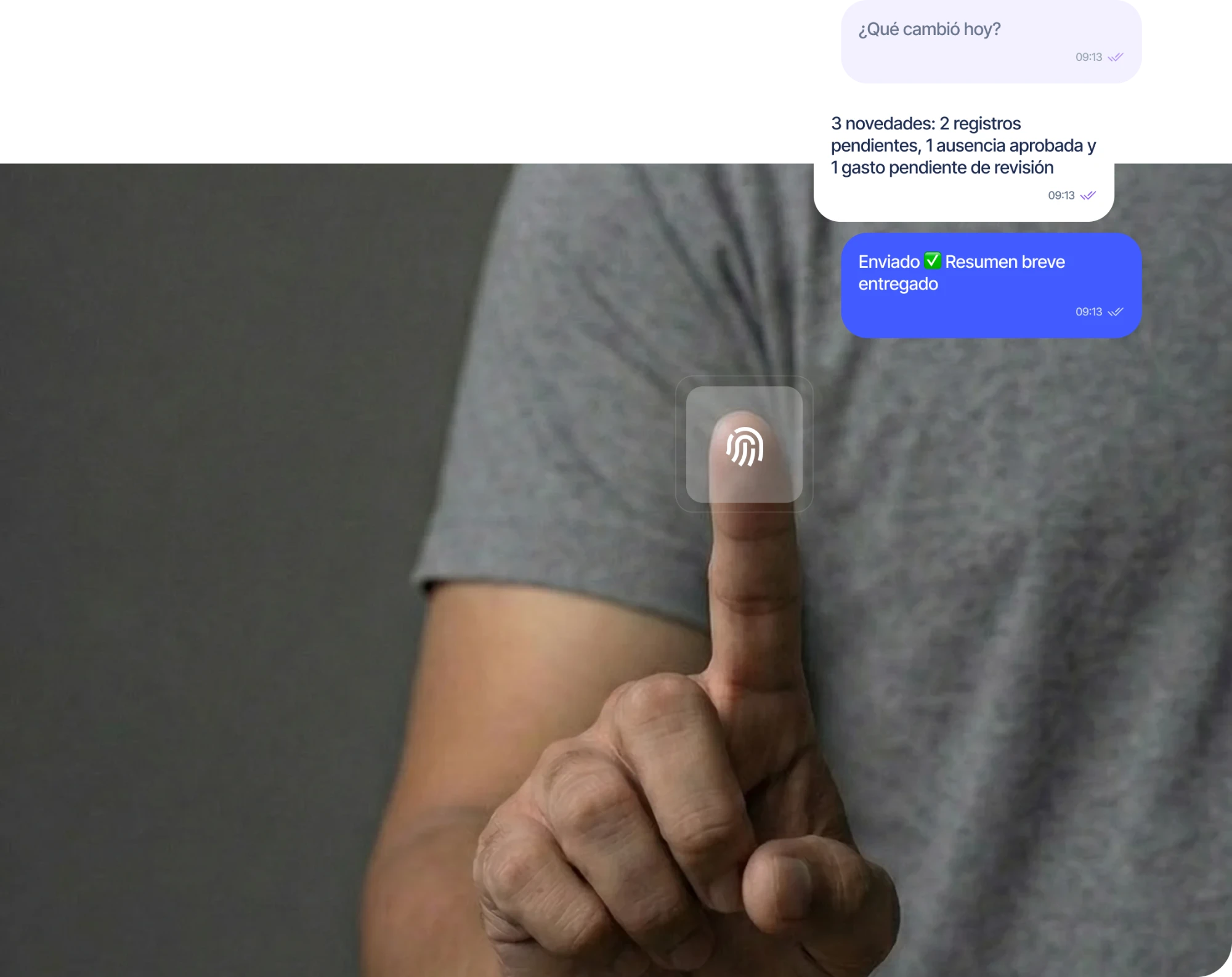 Persona utilizando un escáner biométrico de huella dactilar.