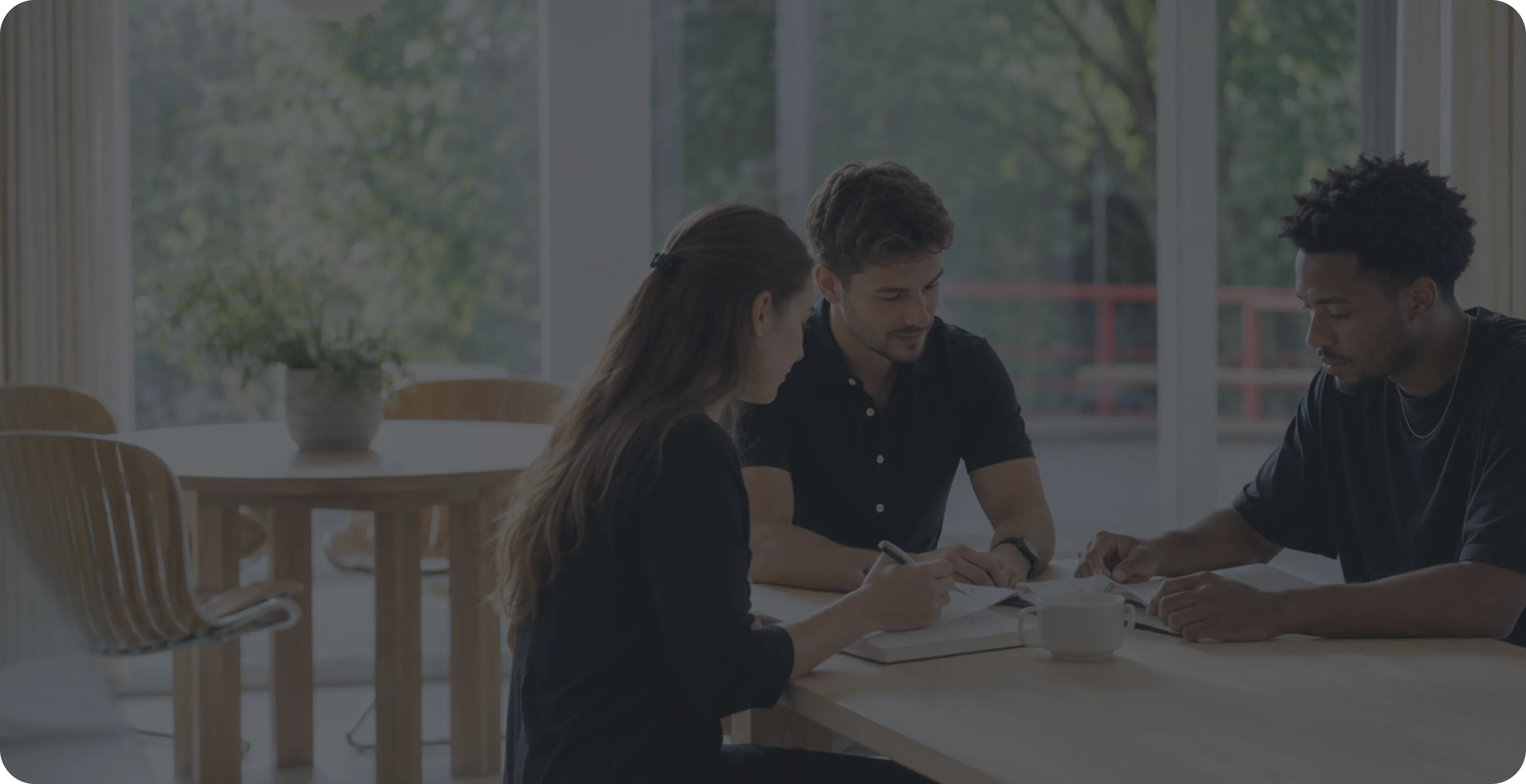 Líderes de equipo trabajando con Sesame HR