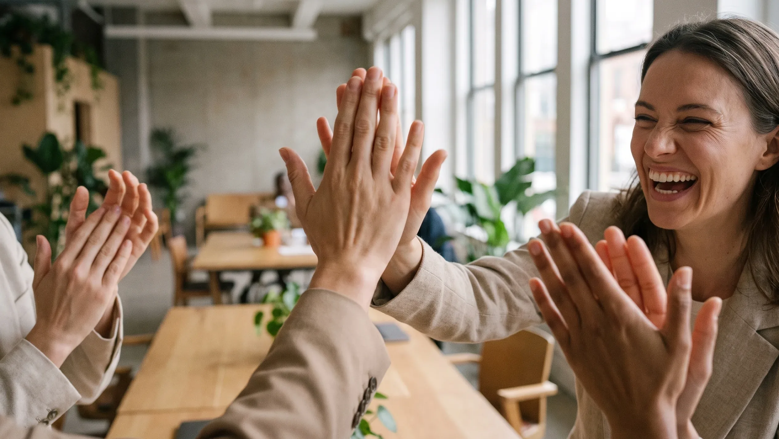 Equipo dando la bienvenida a un nuevo empleado en su onboarding