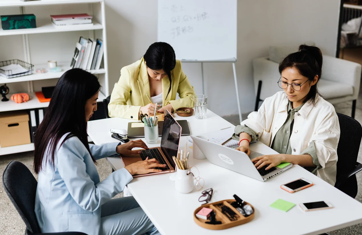 Equipo de una consultora trabajando como partner distribuidor