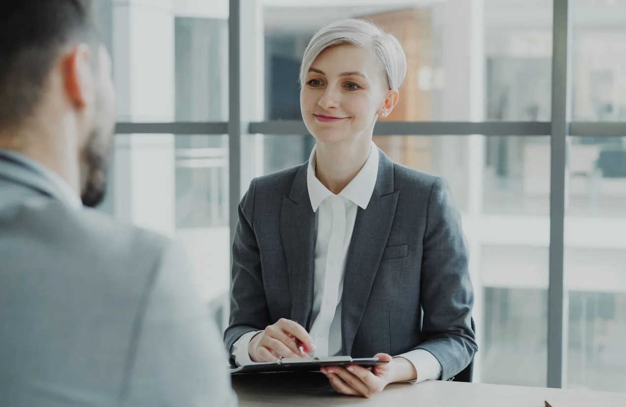 Una responsable de personas conversando con un compañero en la oficina
