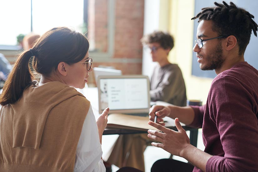 Te contamos por qué es importante dar feedback a tus colaboradores y cómo hacerlo de manera eficaz